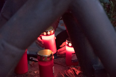 Kerzen werden am Conny Denkmal agestellt