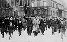 Bild: Berlin, 9.11.1918. Demonstration mit Fahne Unter den Linden.
