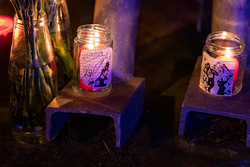 antifaschistische kämpfen Kerzen an Todesstelle von Conny 