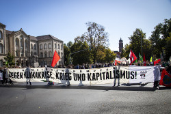 Langes Transparent:"Gegen Klimakrise, Krieg und Kapitalismus!"