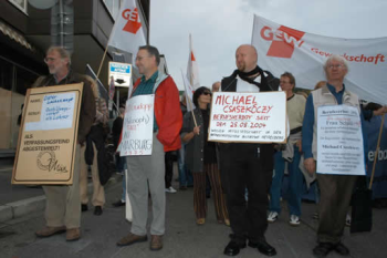 micha auf einer demo gegen sein berufsverbot