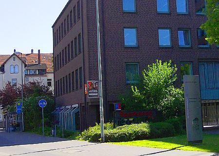 Konten für Geflüchtete — Protest vor der Sparkasse Göttingen