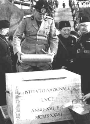 La prima pietra posta da Mussolini per la nuova sede dell'Istituto Luce