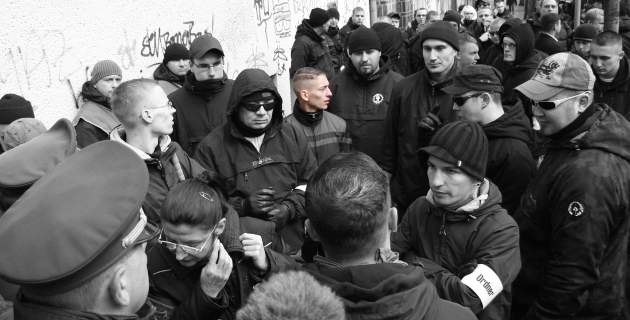 Benjamin Döhler inmitten weiterer Neonazis (u.a. Maik Scheffler) beim gescheiterten "Recht auf Zukunft"-Aufmarsch am 17. Oktober 2009 in Leipzig. Foto: Indymedia Linksunten