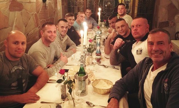 Gemeinsames Abendessen am 9. Oktober 2015, dem Vorabend der "Imperium Fighting Championship 3": Benjamin Brinsa, Tom Reiche, Marcel Bennewitz, unbekannt, Erik Walter, Christopher Henze, Marcus Kottke, Konrad Dyrschka, Timo Feucht, Thomas Kuhbach, Mario Hoffie. Foto: privat.