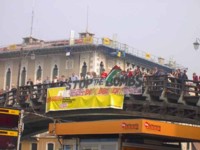 striscione contro la guerra sul ponte dell'accademia