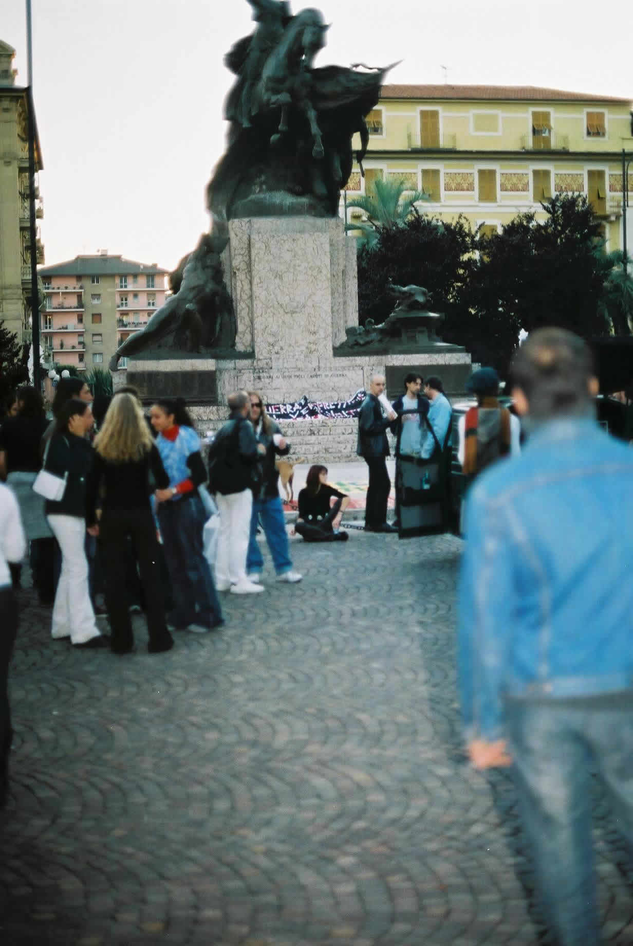 striscione:'GUERRA E REPRESSIONE IL VERO VOLTO DEL POTERE'