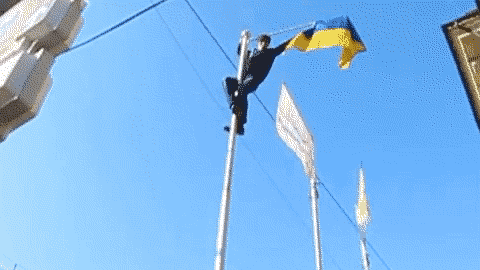 Город Донецк. Снятие украинского флага с флагштока.