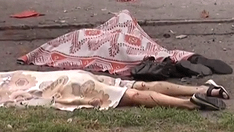 В Луганске убиты прохожие осколками снаряда.