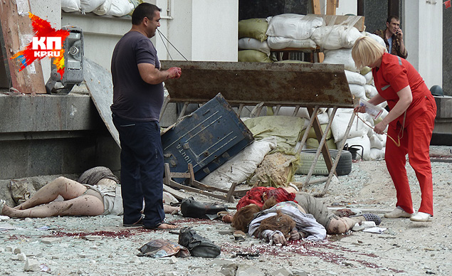 20140602.
Луганск. Горожане убиты осколками снаряда.